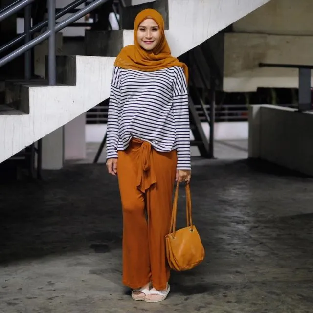 Serba Longgar dan Simpel Semua, Gaya Busana Hijab Zaskia Adya Mecca Ini Senyaman Outfit Rumahan 30