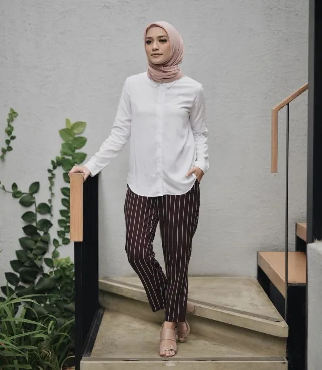 10 Cara Pakai Baju Putih Sesuai Warna Kulit. Biar Tetap Cerah dan Syahdu Dipandang 12