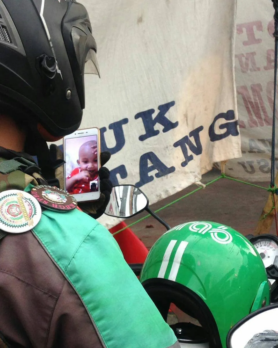 15 Potret Driver Ojol yang Nunjukin Gigihnya Mereka. Masih Belum Bersyukur dengan yang Kamu Punya? 24