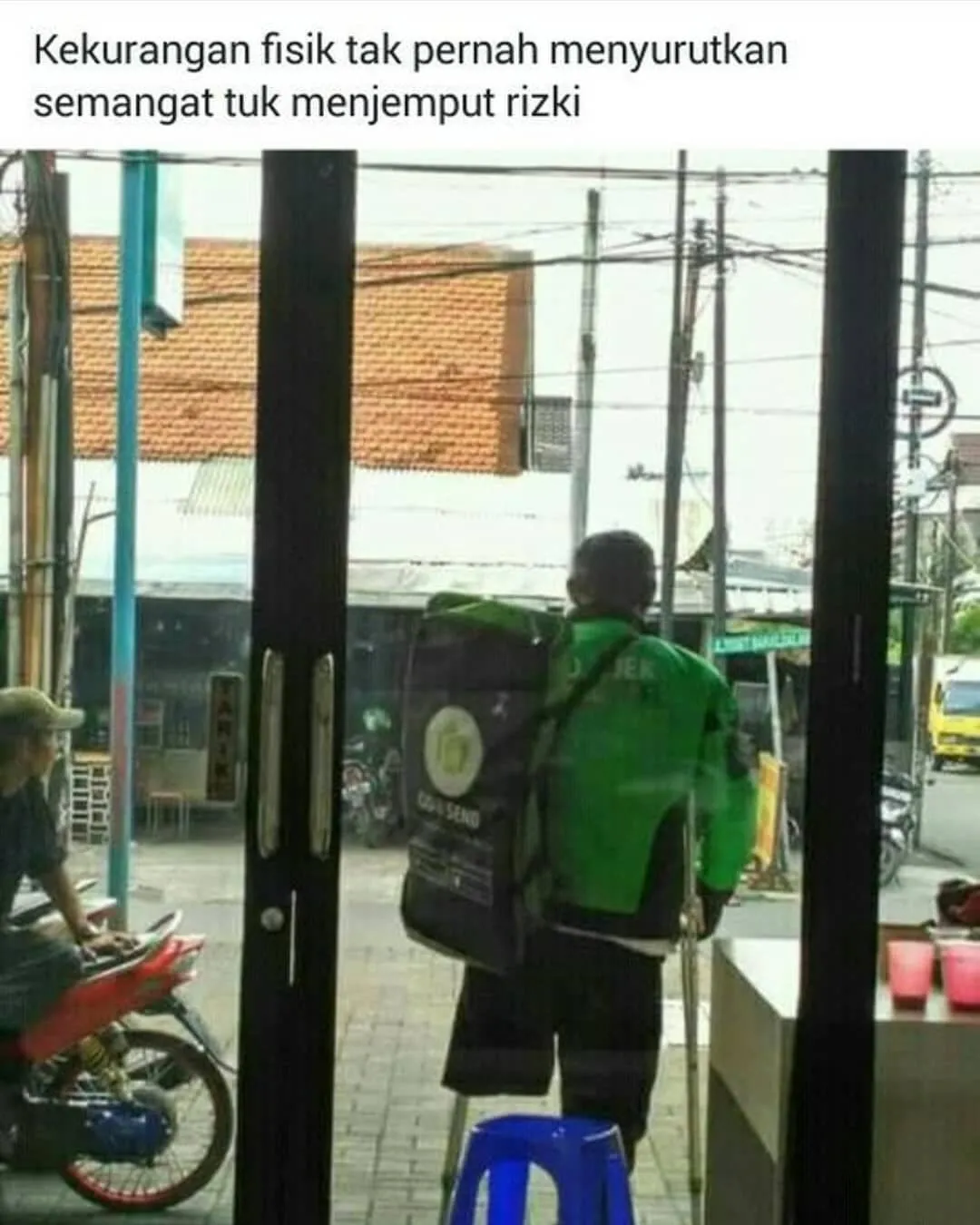 15 Potret Driver Ojol yang Nunjukin Gigihnya Mereka. Masih Belum Bersyukur dengan yang Kamu Punya? 19
