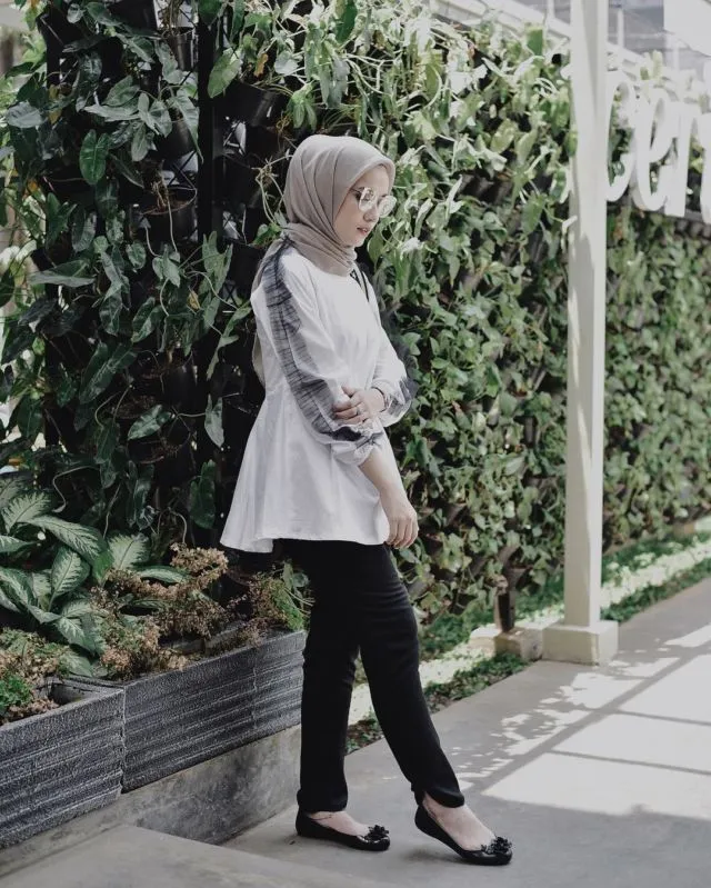 10 Cara Pakai Baju Putih Sesuai Warna Kulit. Biar Tetap Cerah dan Syahdu Dipandang 14