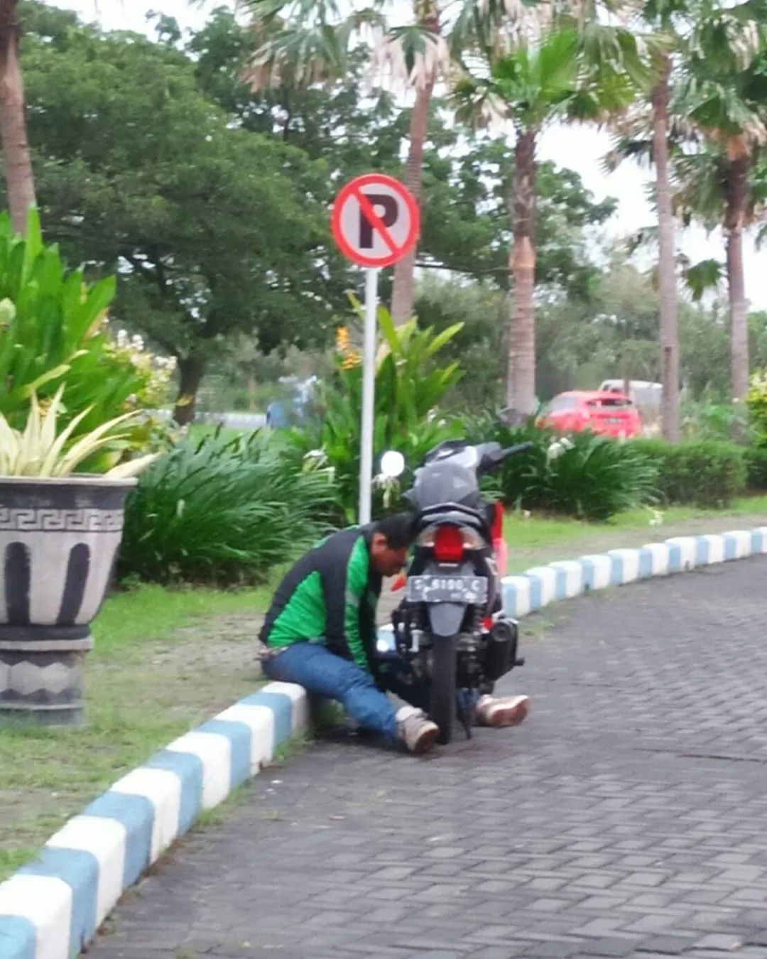 15 Potret Driver Ojol yang Nunjukin Gigihnya Mereka. Masih Belum Bersyukur dengan yang Kamu Punya? 21