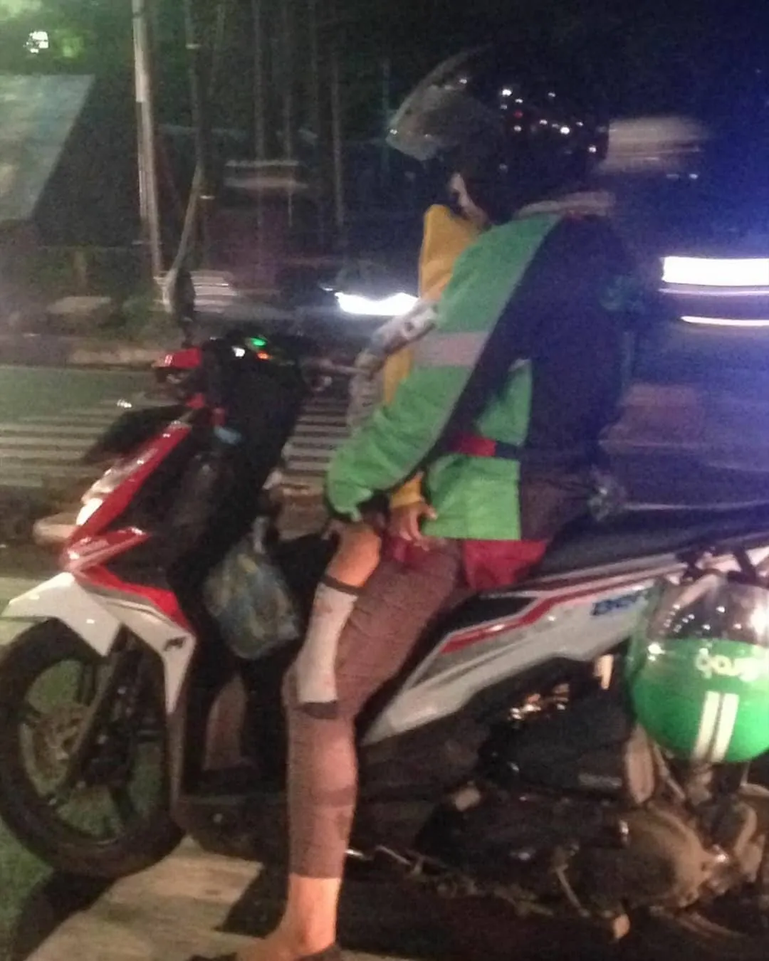 15 Potret Driver Ojol yang Nunjukin Gigihnya Mereka. Masih Belum Bersyukur dengan yang Kamu Punya? 16