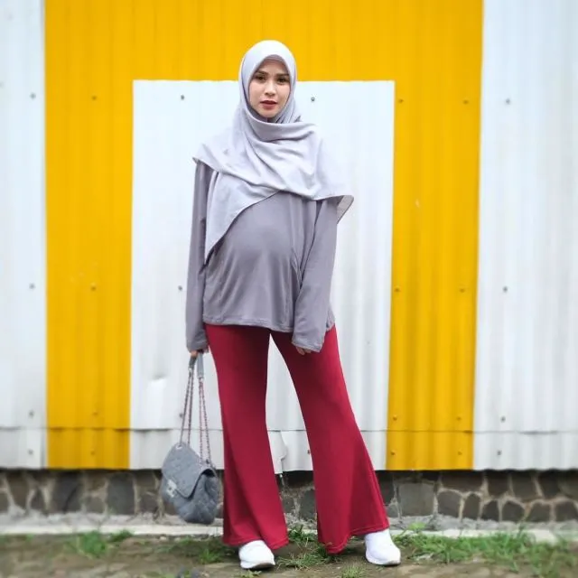 Serba Longgar dan Simpel Semua, Gaya Busana Hijab Zaskia Adya Mecca Ini Senyaman Outfit Rumahan 24