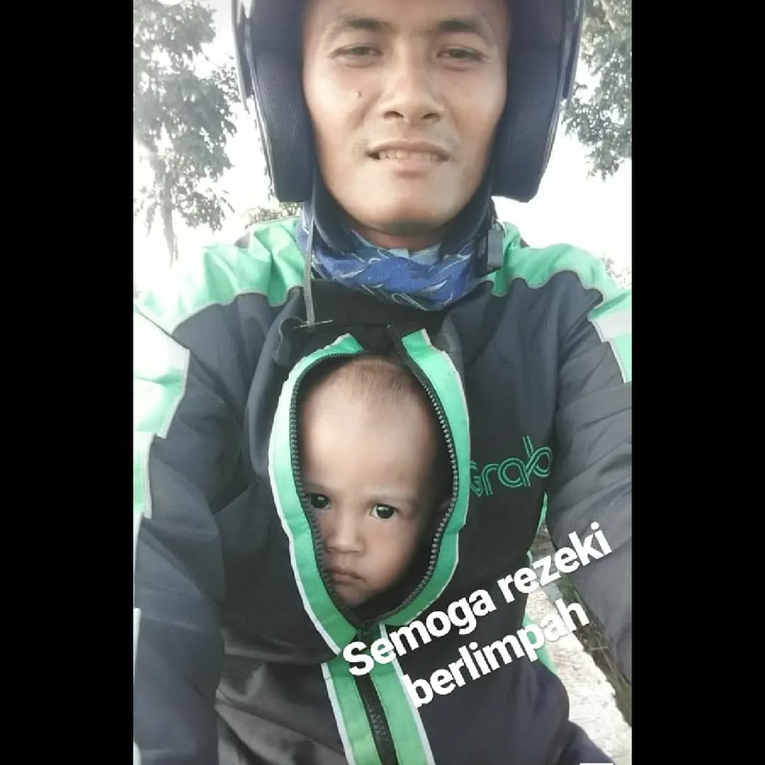 15 Potret Driver Ojol yang Nunjukin Gigihnya Mereka. Masih Belum Bersyukur dengan yang Kamu Punya? 26