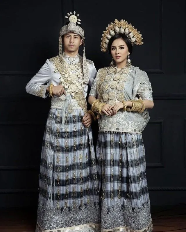 Parade Pengantin Bugis Mengenakan Baju Bodo Kaya Warna. Memikat Setiap Orang yang Memandangnya 17