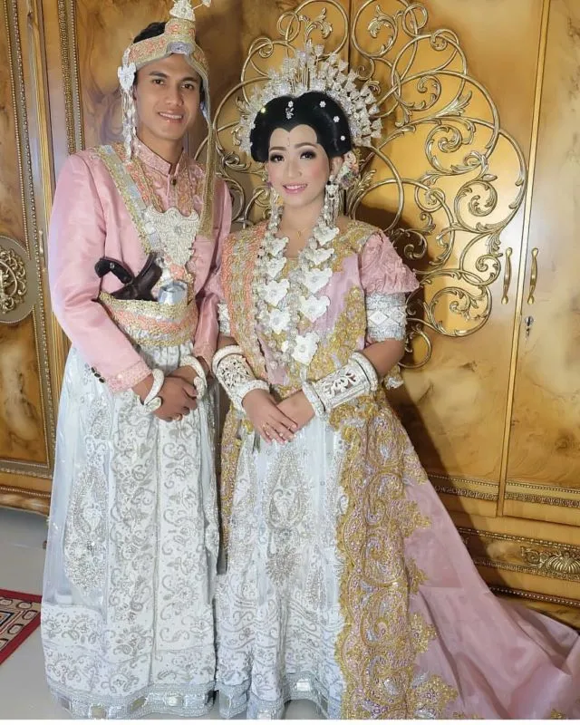 Parade Pengantin Bugis Mengenakan Baju Bodo Kaya Warna. Memikat Setiap Orang yang Memandangnya 16