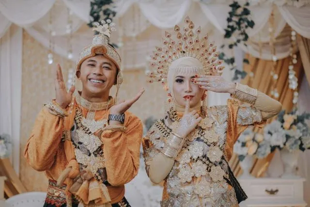 Parade Pengantin Bugis Mengenakan Baju Bodo Kaya Warna. Memikat Setiap Orang yang Memandangnya 20