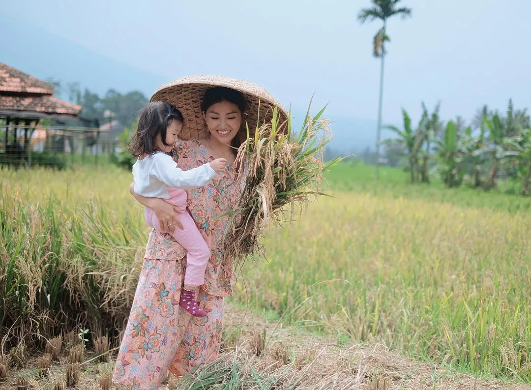 10 Potret Kehidupan Thalia yang Dekat dengan Alam dan Lingkungan 'Biasa'. Jarang Lihat Anak Artis Begini 15