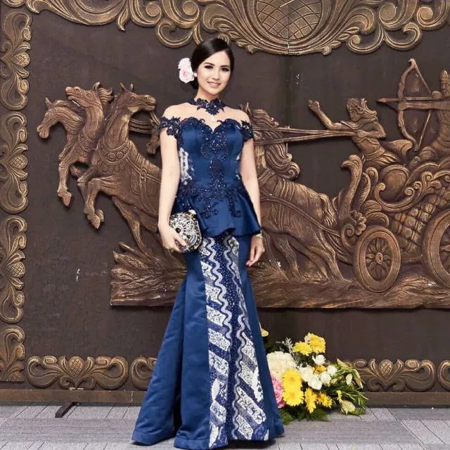 6 Variasi Kerah Kebaya yang Nggak Lekang Zaman; Bisa Dicocokkan dengan Bentuk Tubuh! 10