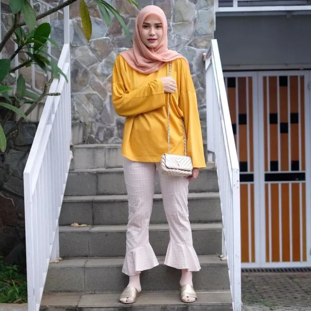 Padanan Anti Norak buat Atasan Warna Kuning Mustard. Selain Bikin Cerah Kulit, Juga Tak Mencolok di Mata 29