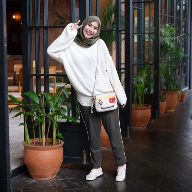 Serba Longgar dan Simpel Semua, Gaya Busana Hijab Zaskia Adya Mecca Ini Senyaman Outfit Rumahan 16