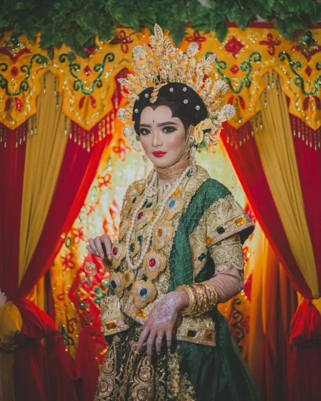 Parade Pengantin Bugis Mengenakan Baju Bodo Kaya Warna. Memikat Setiap Orang yang Memandangnya 22