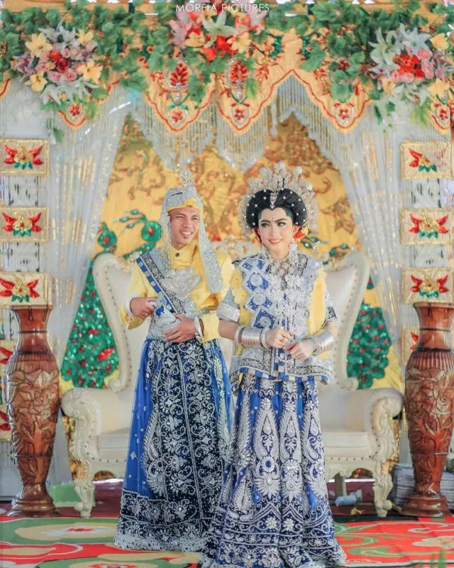 Parade Pengantin Bugis Mengenakan Baju Bodo Kaya Warna. Memikat Setiap Orang yang Memandangnya 14