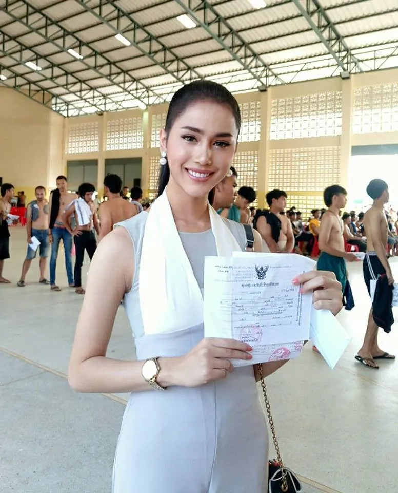 11 Penampakan Ladyboy Thailand yang Lagi Daftar Wajib Militer. Biar Kata Feminin, Jiwa mah Tetap Laki~ 18