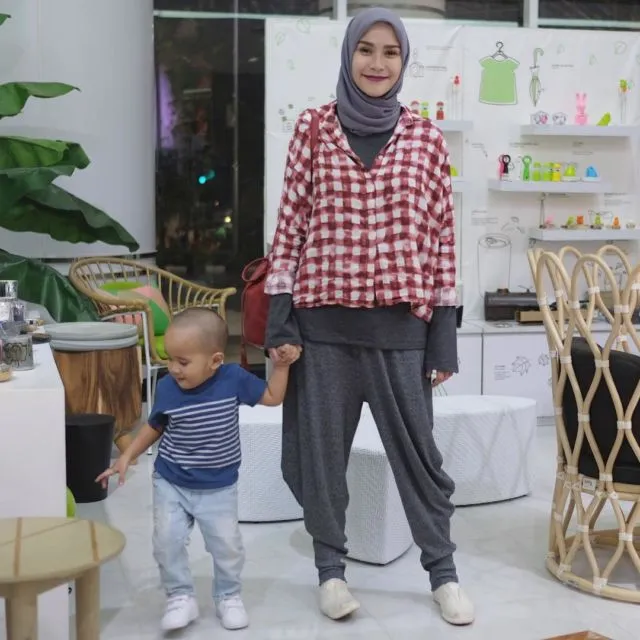 Serba Longgar dan Simpel Semua, Gaya Busana Hijab Zaskia Adya Mecca Ini Senyaman Outfit Rumahan 17