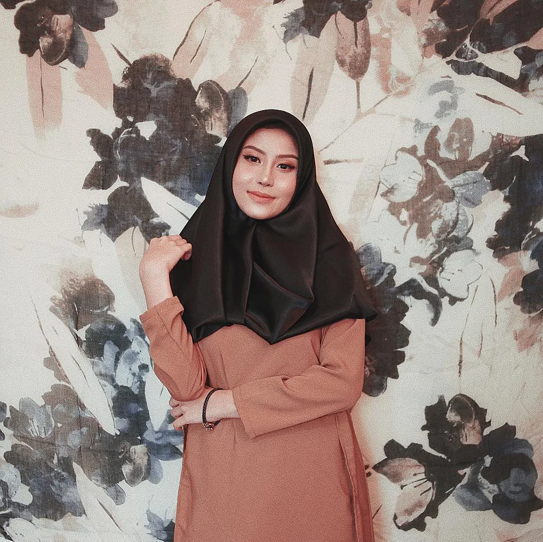 Menebak Alasan Awkarin Berjualan Hijab Sekaligus Jadi Modelnya. Bisnis Saja atau Keinginan Tulus, Ya? 10