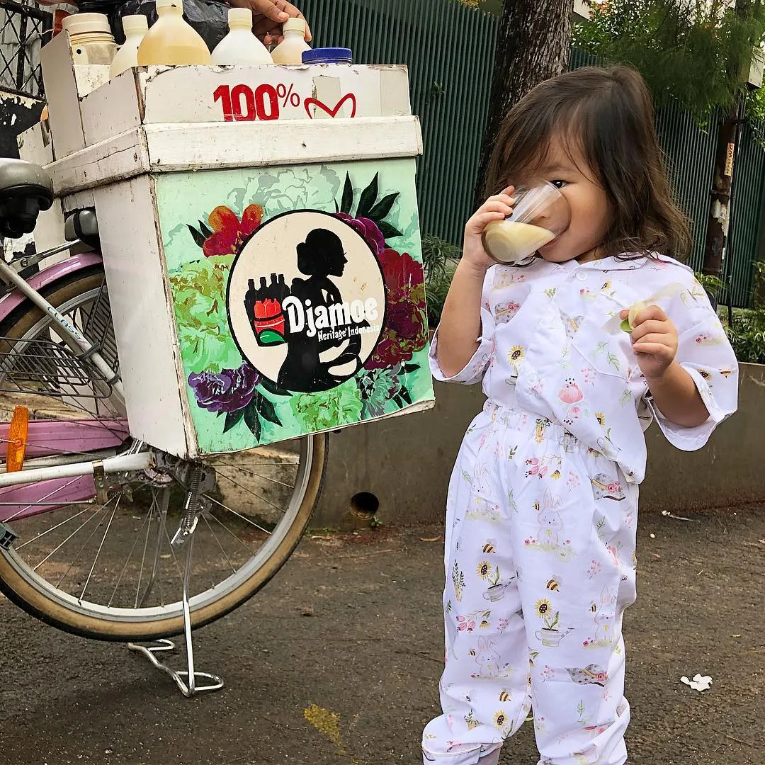 10 Potret Kehidupan Thalia yang Dekat dengan Alam dan Lingkungan 'Biasa'. Jarang Lihat Anak Artis Begini 13