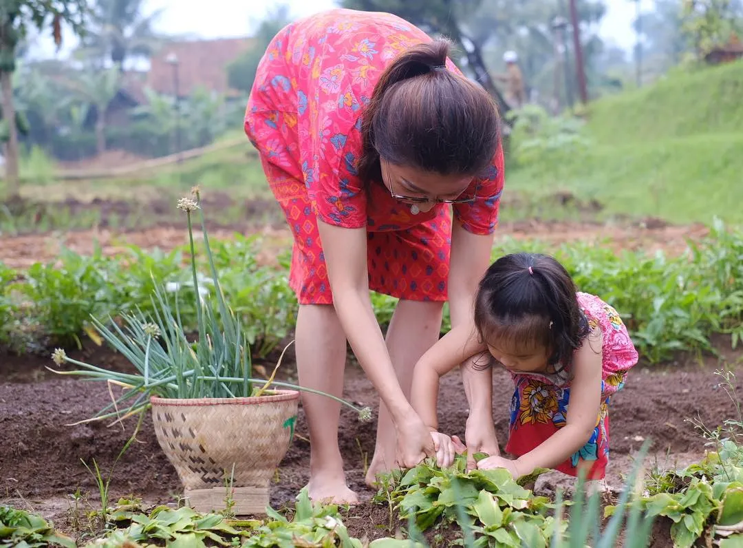10 Potret Kehidupan Thalia yang Dekat dengan Alam dan Lingkungan ‘Biasa’. Jarang Lihat Anak Artis Begini