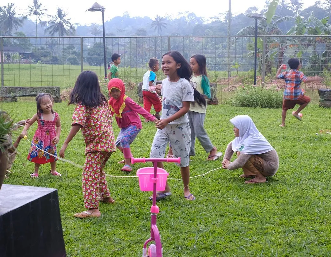 10 Potret Kehidupan Thalia yang Dekat dengan Alam dan Lingkungan 'Biasa'. Jarang Lihat Anak Artis Begini 10