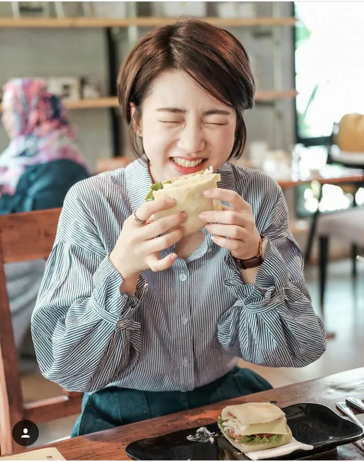 Sedikit Berkesan Tomboy, 10+ Gaya Hits Han Yoora Ini Buktikan Rambut Pendek Pun Bisa Bikin Terlihat Imut dan Manis 19