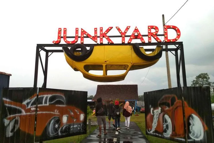 Junkyard Auto Park, Destinasi yang Lagi Hits di Magelang. Mobil Rongsokan Jadi Spot Foto Idaman! 3