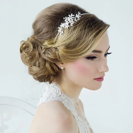 14 Ide Tatanan Rambut dan Hijab Pengantin dengan Aneka Side Tiara yang Memesona. Kunci Tampil Beda di Hari Istimewa 23