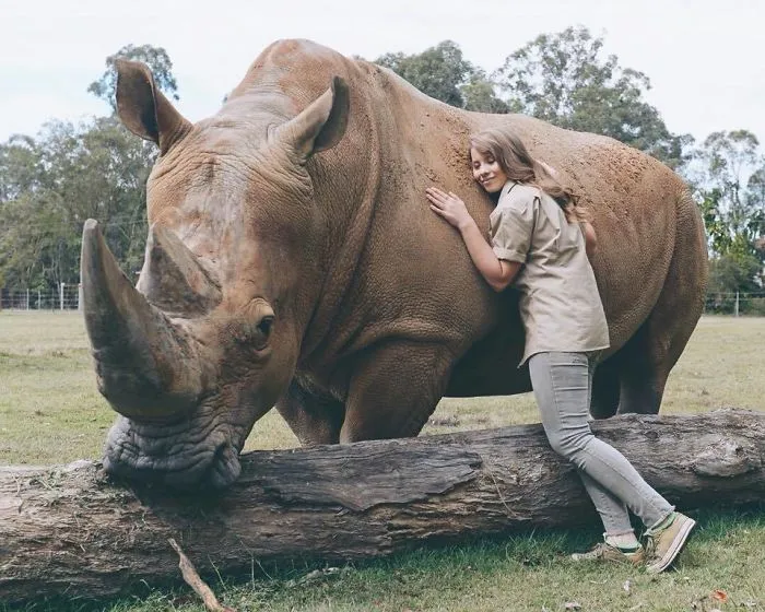 Kenalan sama Bindi Irwin, Yuk! Gadis Cantik Asal Australia yang Akrab Banget dengan Binatang Buas 27