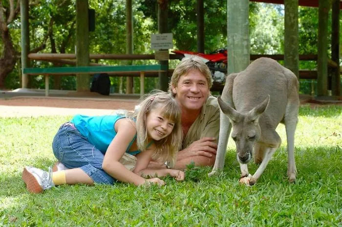 Kenalan sama Bindi Irwin, Yuk! Gadis Cantik Asal Australia yang Akrab Banget dengan Binatang Buas 21