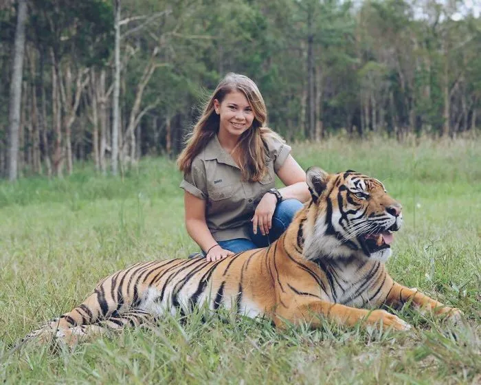 Kenalan sama Bindi Irwin, Yuk! Gadis Cantik Asal Australia yang Akrab Banget dengan Binatang Buas 30