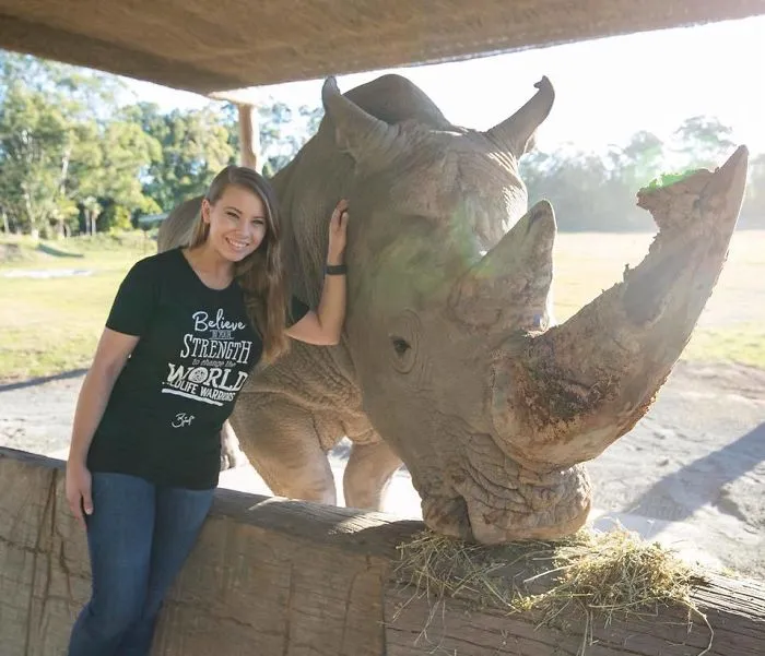 Kenalan sama Bindi Irwin, Yuk! Gadis Cantik Asal Australia yang Akrab Banget dengan Binatang Buas 25