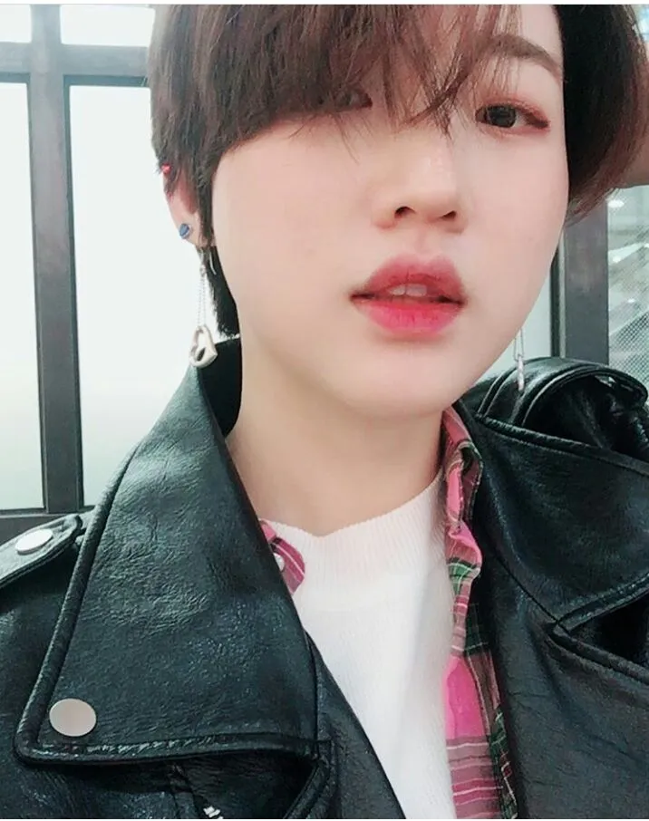Sedikit Berkesan Tomboy, 10+ Gaya Hits Han Yoora Ini Buktikan Rambut Pendek Pun Bisa Bikin Terlihat Imut dan Manis 24
