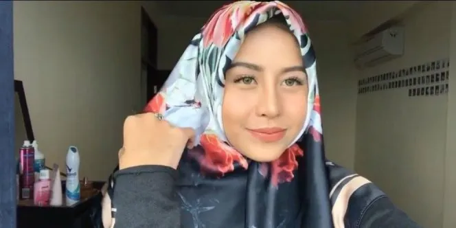 Menebak Alasan Awkarin Berjualan Hijab Sekaligus Jadi Modelnya. Bisnis Saja atau Keinginan Tulus, Ya? 12