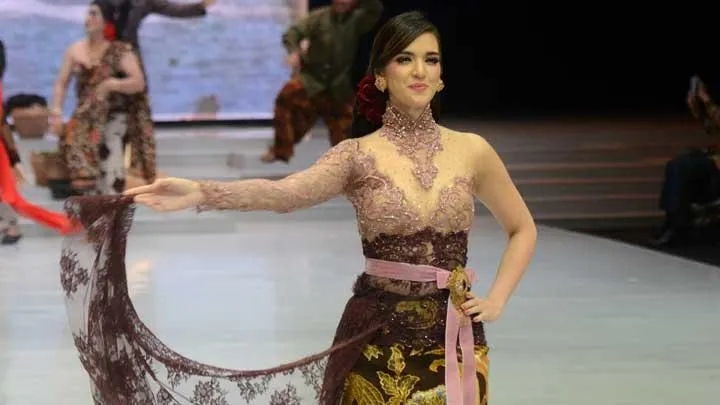10+ Potret Nia Ramadhani dari Awal Karier Sampai Jadi Ibu 3 Anak. Awet Muda dan Tambah Cantik Saja deh! 23