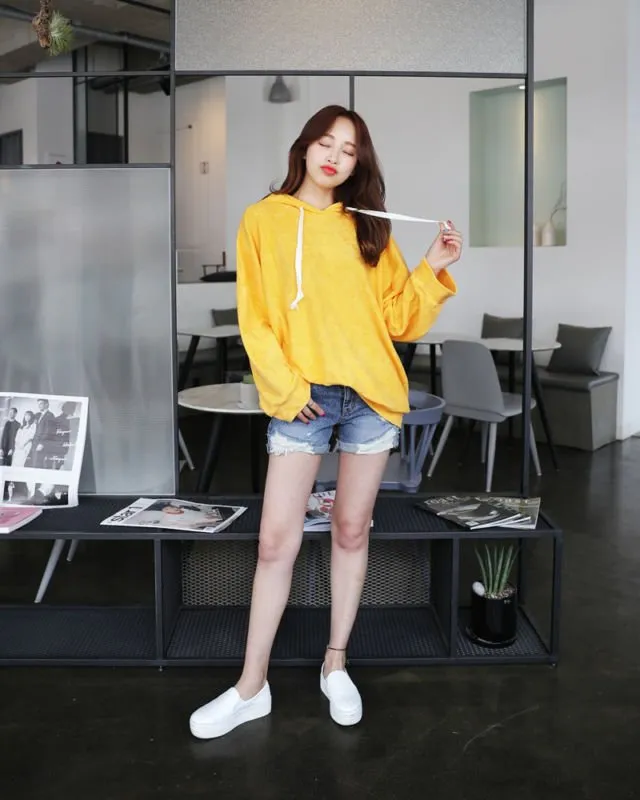 Padanan Anti Norak buat Atasan Warna Kuning Mustard. Selain Bikin Cerah Kulit, Juga Tak Mencolok di Mata 23