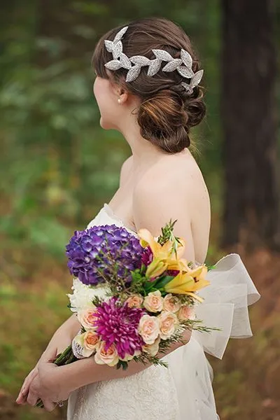 14 Ide Tatanan Rambut dan Hijab Pengantin dengan Aneka Side Tiara yang Memesona. Kunci Tampil Beda di Hari Istimewa 25