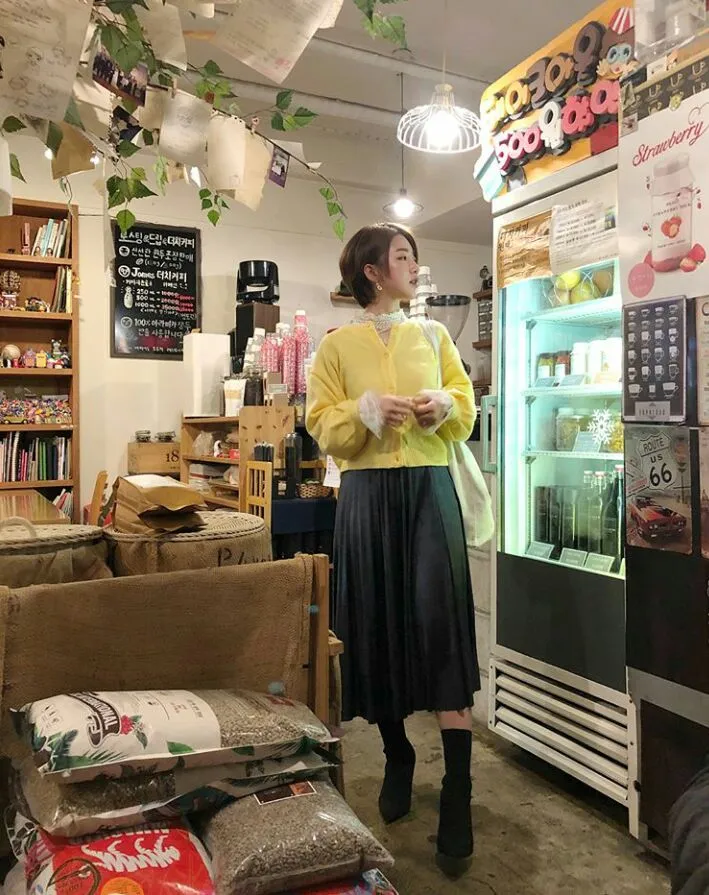 Sedikit Berkesan Tomboy, 10+ Gaya Hits Han Yoora Ini Buktikan Rambut Pendek Pun Bisa Bikin Terlihat Imut dan Manis 18