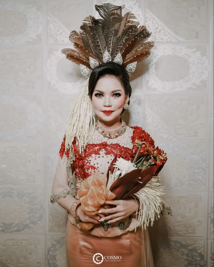 Jarang Terekspos, 7+ Inspirasi Make-up dan Busana Adat Pernikahan Perempuan Dayak Ngaju ini Begitu Mewah dan Menawan 13
