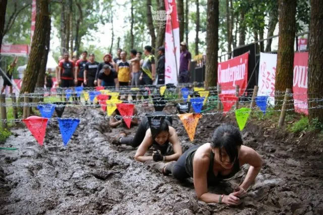8 Potret Perjuangan Peserta Counterpain Mud Warrior 4. Nggak Jauh Beda Sama Waktu Kamu Menaklukkan Hati Mertua 10