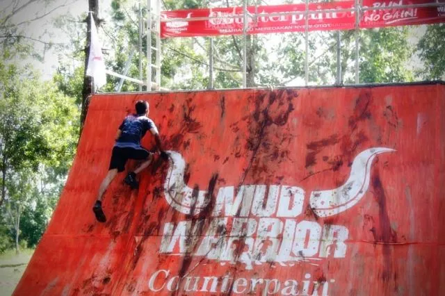 8 Potret Perjuangan Peserta Counterpain Mud Warrior 4. Nggak Jauh Beda Sama Waktu Kamu Menaklukkan Hati Mertua 11