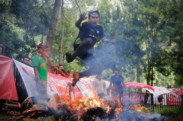 8 Potret Perjuangan Peserta Counterpain Mud Warrior 4. Nggak Jauh Beda Sama Waktu Kamu Menaklukkan Hati Mertua 12