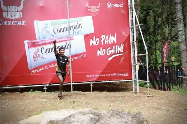 8 Potret Perjuangan Peserta Counterpain Mud Warrior 4. Nggak Jauh Beda Sama Waktu Kamu Menaklukkan Hati Mertua 16