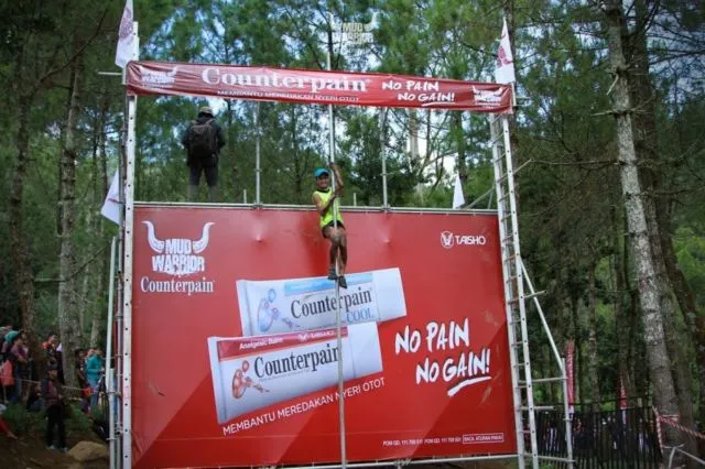 8 Potret Perjuangan Peserta Counterpain Mud Warrior 4. Nggak Jauh Beda Sama Waktu Kamu Menaklukkan Hati Mertua 15