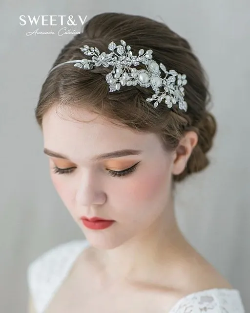 14 Ide Tatanan Rambut dan Hijab Pengantin dengan Aneka Side Tiara yang Memesona. Kunci Tampil Beda di Hari Istimewa 27