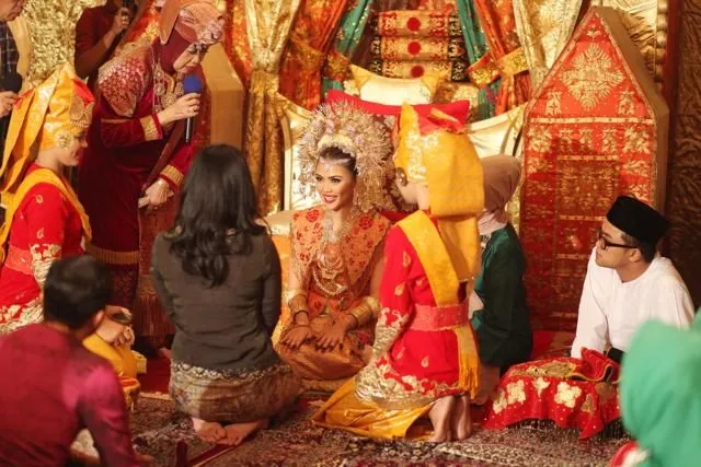 Tentang Malam Bainai, Momen 'Pelepasan' Pengantin Minang yang Menyentuh Hati. Tak Jarang Tangis Terpecah di Sini 6
