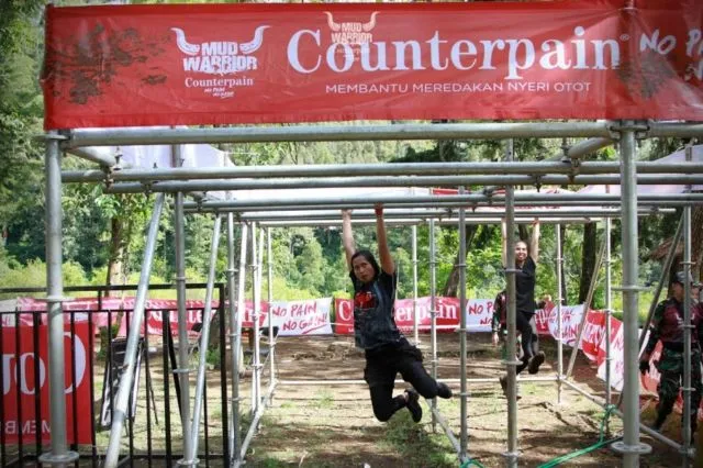 8 Potret Perjuangan Peserta Counterpain Mud Warrior 4. Nggak Jauh Beda Sama Waktu Kamu Menaklukkan Hati Mertua 13