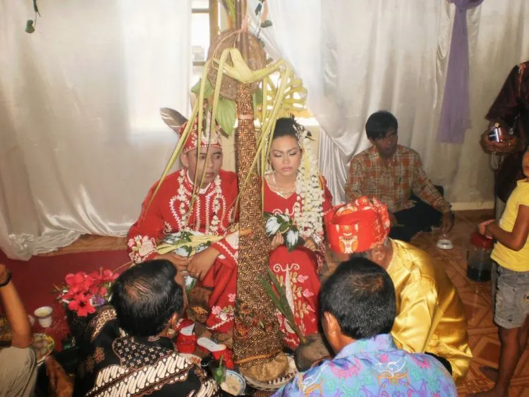 Jarang Terekspos, 7+ Inspirasi Make-up dan Busana Adat Pernikahan Perempuan Dayak Ngaju ini Begitu Mewah dan Menawan 12