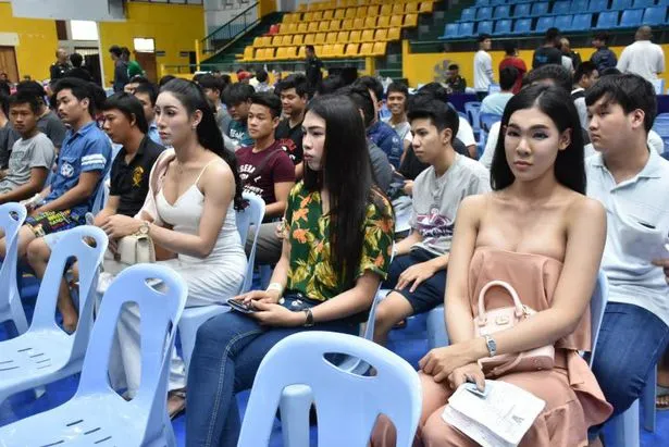 11 Penampakan Ladyboy Thailand yang Lagi Daftar Wajib Militer. Biar Kata Feminin, Jiwa mah Tetap Laki~ 22