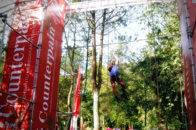 8 Potret Perjuangan Peserta Counterpain Mud Warrior 4. Nggak Jauh Beda Sama Waktu Kamu Menaklukkan Hati Mertua 14