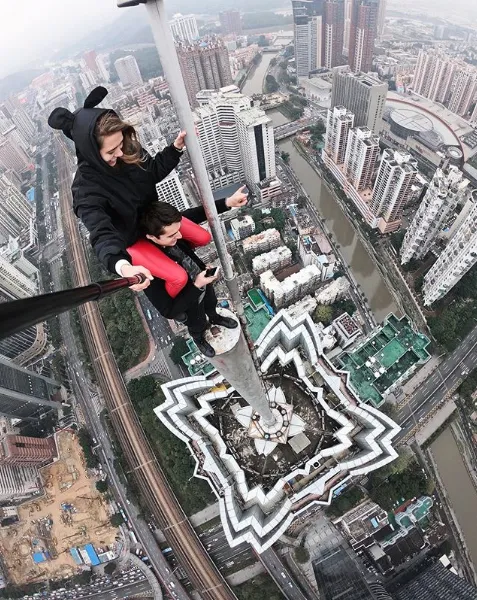 Pasangan Penantang Maut, Ivan dan Angela yang Suka Selfie di Gedung Pencakar Langit. Ngilu Lihatnya 11